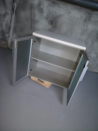 Armario moderno con puertas de cristal