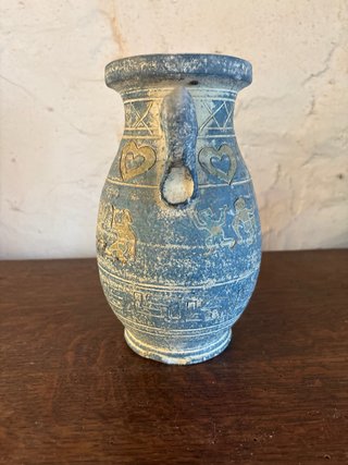 Jarra de barro azul con jeroglíficos