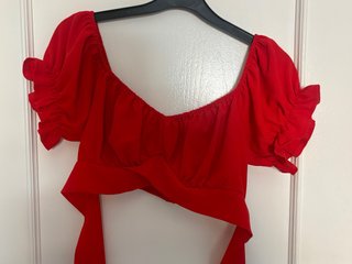 Top rojo escotado con volantes