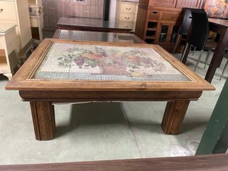 Mesa de centro madera con mosaico frutal