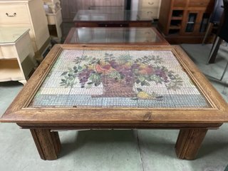 Mesa de centro madera con mosaico frutal
