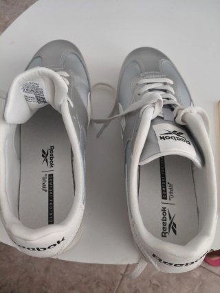 Zapatillas Reebok plateadas y blancas nuevas
