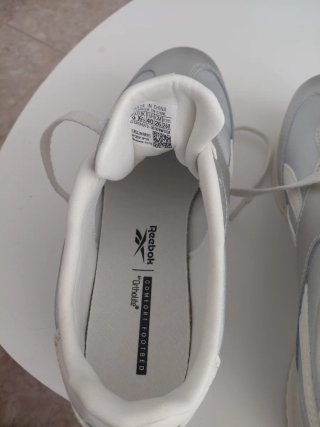Zapatillas Reebok plateadas y blancas nuevas
