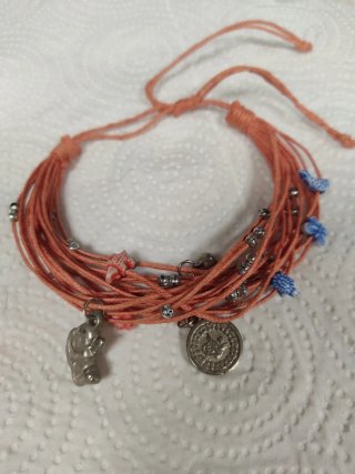 Pulsera de hilo con abalorios y dijes