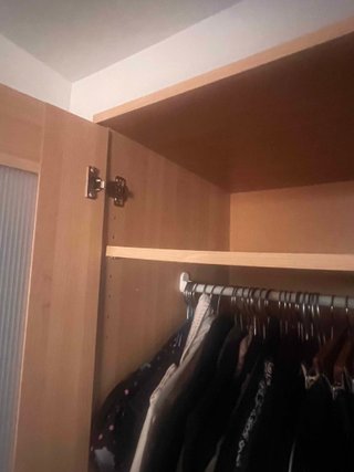 IKEA de 2 puertas con barra para colgar ajustable.