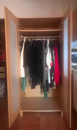 IKEA de 2 puertas con barra para colgar ajustable.