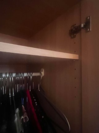IKEA de 2 puertas con barra para colgar ajustable.