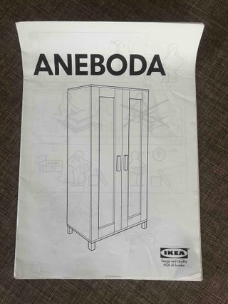 IKEA de 2 puertas con barra para colgar ajustable.