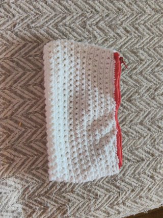 Monedero tejido crochet blanco y rojo