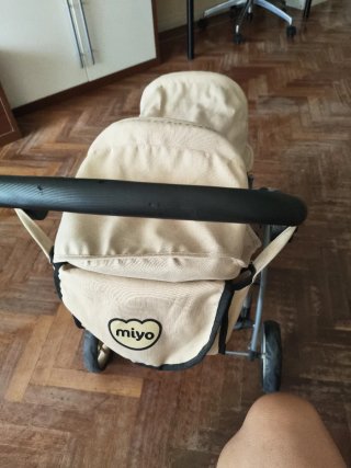 Carro gemelar de juguete