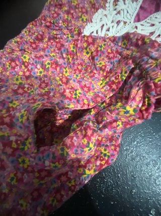 Vestido floral con encaje