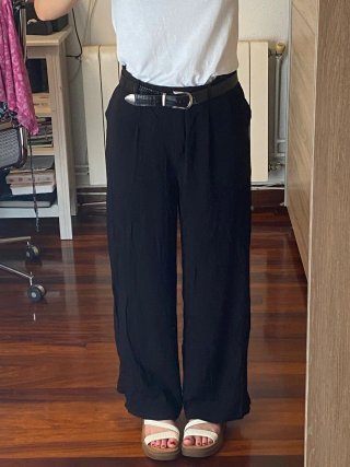 Pantalón negro con cremallera lateral
