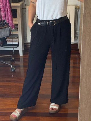 Pantalón negro con cremallera lateral