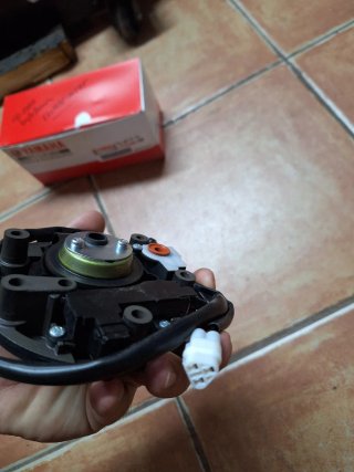 Cierre depósito Yamaha T-Max con motor
