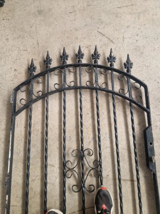 Puerta de hierro forjado