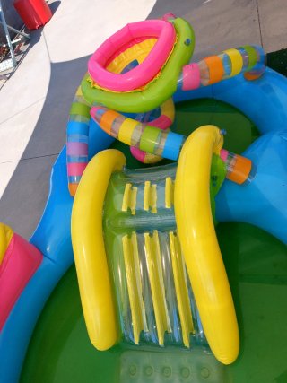 Piscina hinchable con tobogán y accesorios