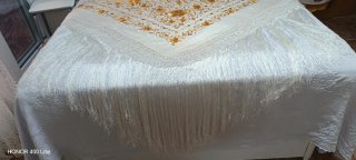 Mantón de Manila bordado oro y blanco
