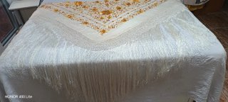 Mantón de Manila bordado oro y blanco