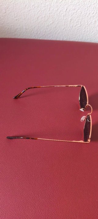 Gafas de sol nuevas doradas