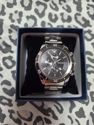 Reloj Nuevo  de metal en Caja