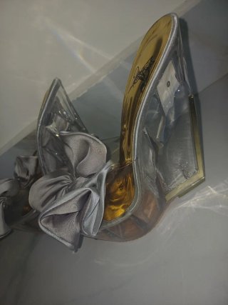 Zapatos de tacón dorados y plateados
