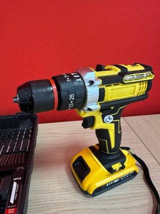 Taladro Atornillador con Herramientas y 2 Baterías