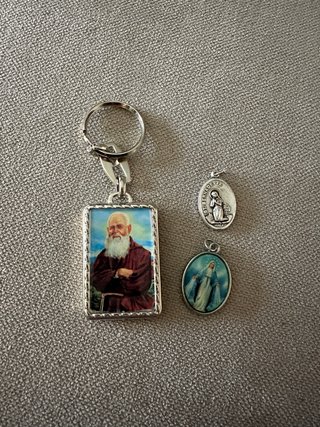 Llavero y 2 medallas religiosas