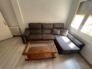 Sofá y mesa de centro