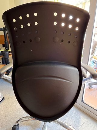 Silla de oficina ergonómica azul y negra.