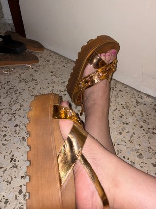 Sandalias Plataforma Doradas con Pedrería