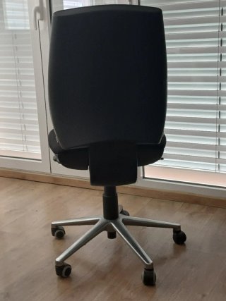 Silla de oficina ergonómica negra