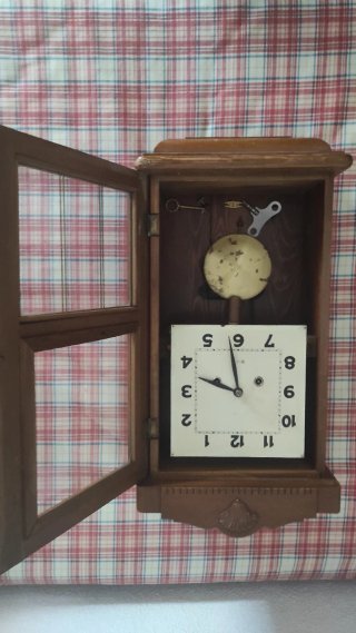 Reloj de pared antiguo de madera