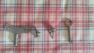 Reloj de pared antiguo de madera