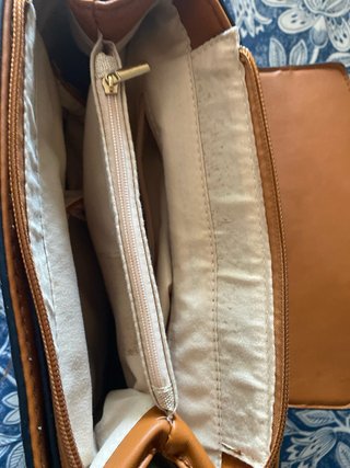 Bolso marrón pastel con estampado de serpiente