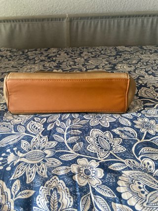 Bolso marrón pastel con estampado de serpiente