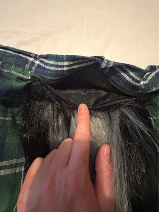 Falda escocesa con penacho peludo