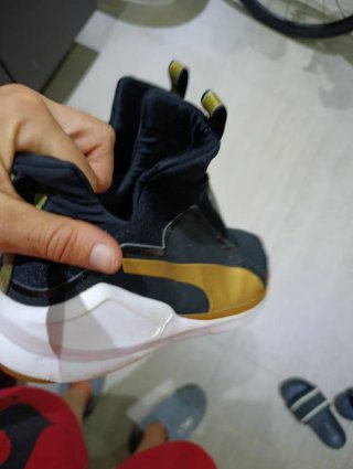Zapatillas Puma Negras y Doradas