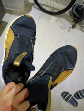 Zapatillas Puma Negras y Doradas