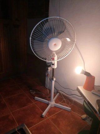 Ventilador de pie blanco y en buenas condiciones