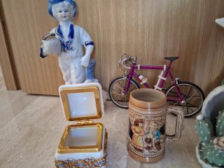 Lote figuras porcelana: niño, bicis, cactus, palom
