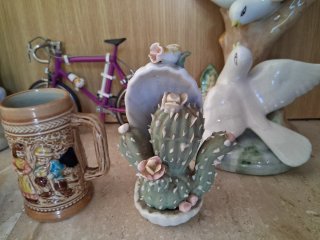 Lote figuras porcelana: niño, bicis, cactus, palom