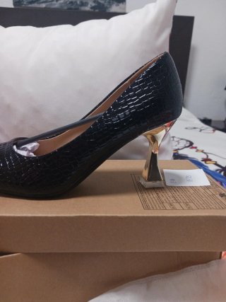 Zapatos tacón negros con detalle dorado