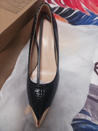 Zapatos tacón negros con detalle dorado