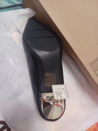 Zapatos tacón negros con detalle dorado