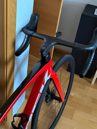 Bicicleta de carretera Trek Roja
