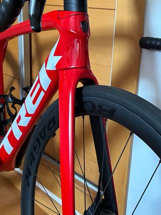 Bicicleta de carretera Trek Roja