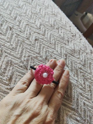 Goma pelo flor ganchillo perla