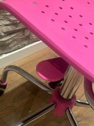 Silla de oficina rosa y plateada