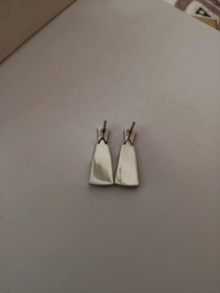 Pendientes plateados con detalles naranjas