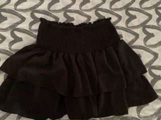 Falda negra volantes